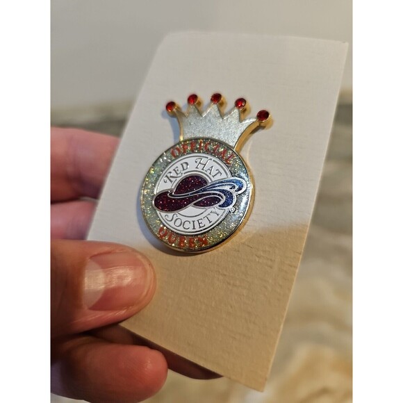 2008 Official Red Hat Society Queen Goldtone & Enamel Pin - Picture 4 of 6